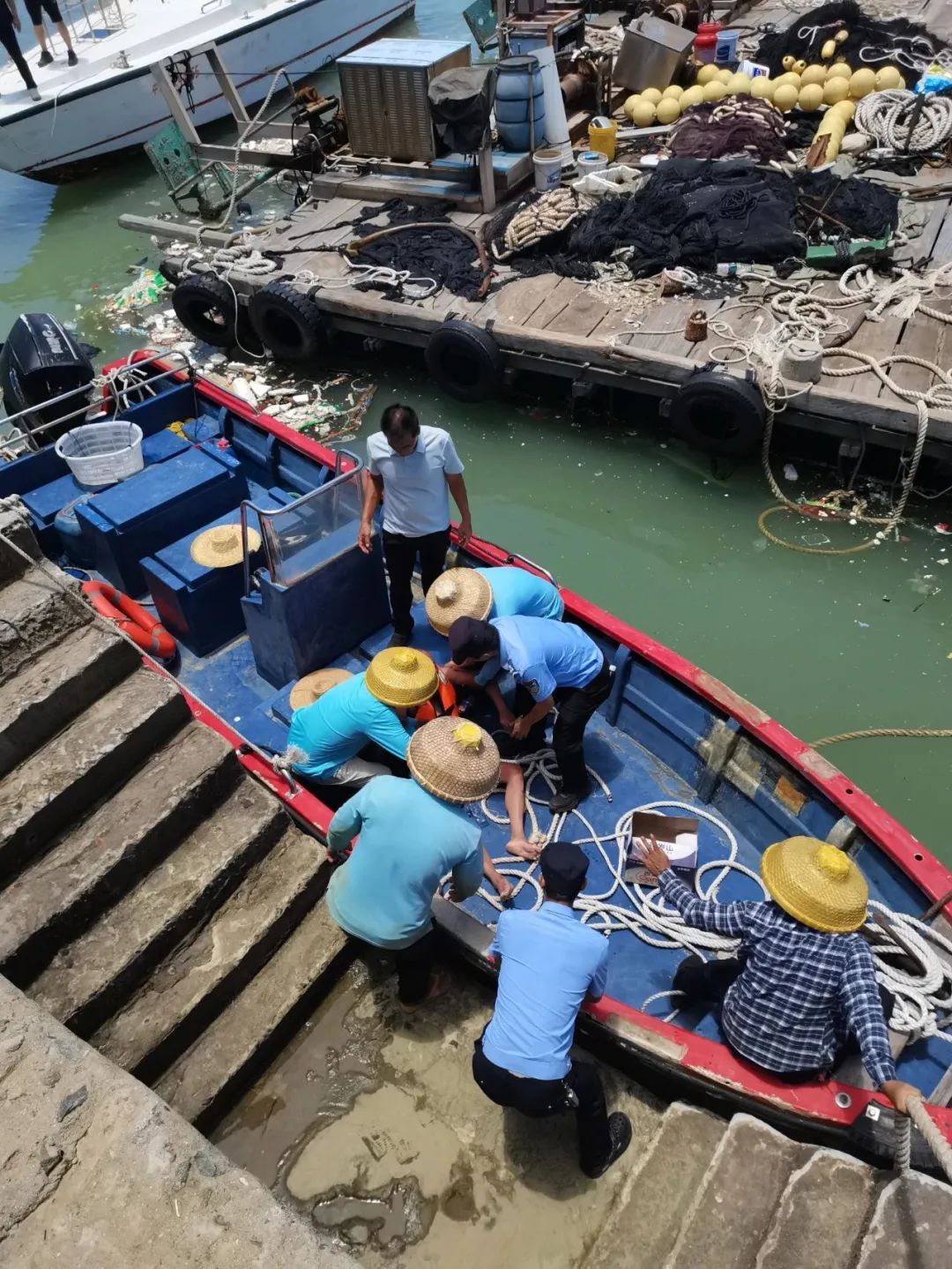 父子台风天被卷入大海，从海南漂流至徐闻→