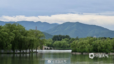 北京颐和园雨后美如水墨画