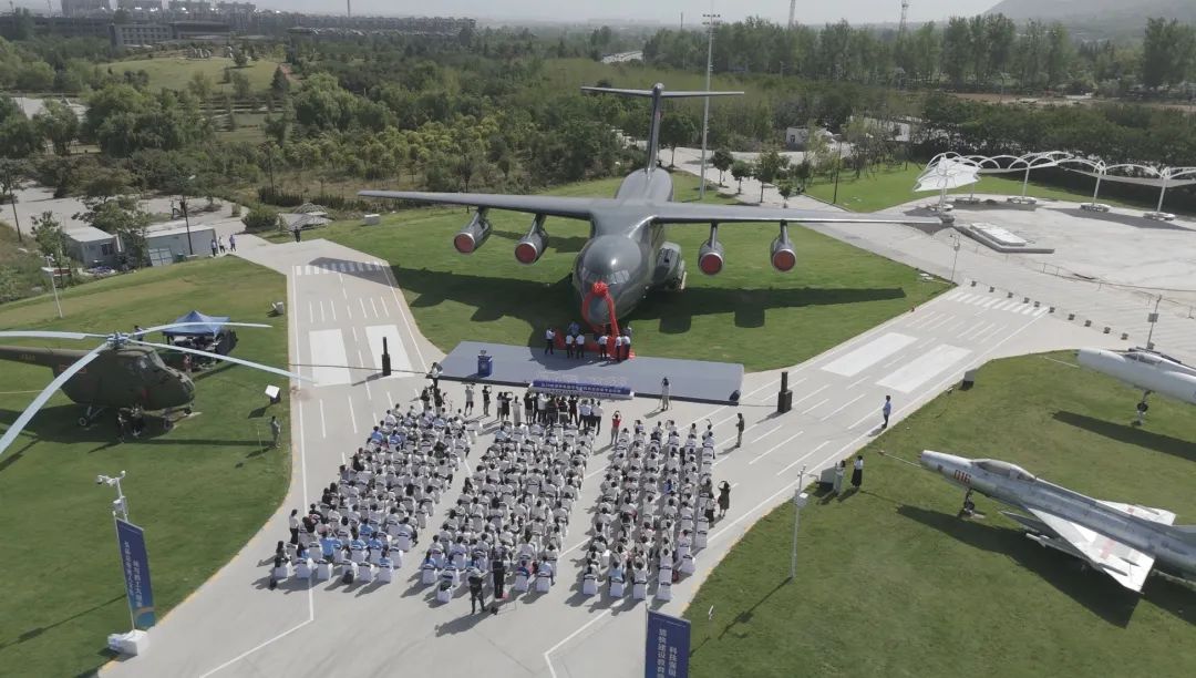 运-20“头戴大红花”亮相，总师也来了！