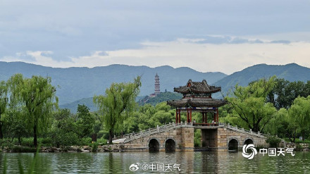 北京颐和园雨后美如水墨画