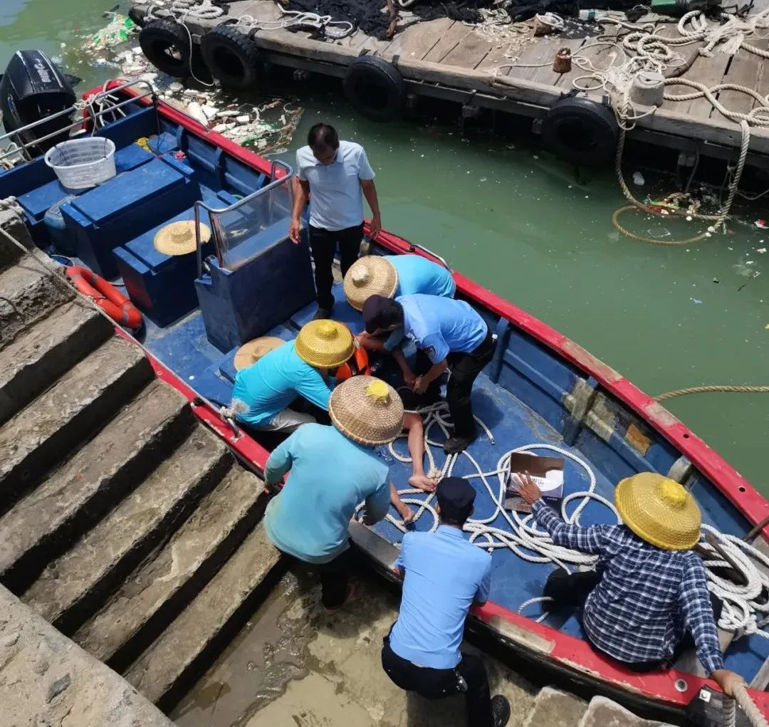 父子在澄迈海边游玩突遇台风被卷入大海，漂流到徐闻......