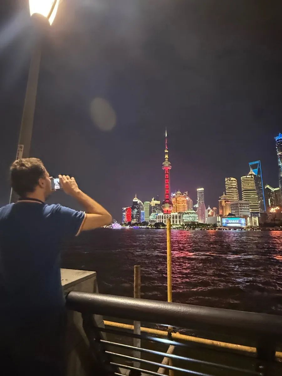 上海外滩观景平台“钢管林立”,游客吐槽拍东方明珠被“截胡”!官方回应 上海外滩观景平台“钢管林立”,游客吐槽拍东方明珠被“截胡”!官方回应