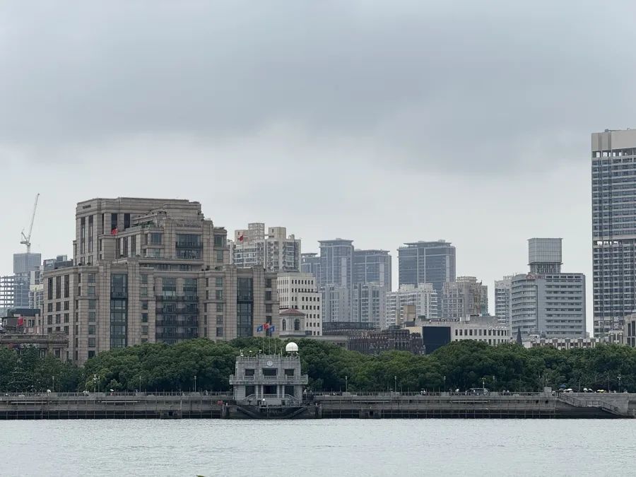 上海外滩观景平台“钢管林立”,游客吐槽拍东方明珠被“截胡”!官方回应 上海外滩观景平台“钢管林立”,游客吐槽拍东方明珠被“截胡”!官方回应