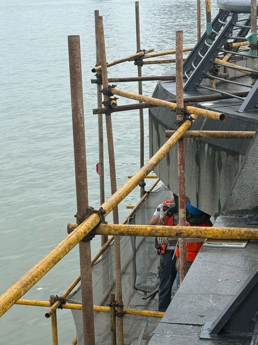 上海外滩观景平台“钢管林立”,游客吐槽拍东方明珠被“截胡”!官方回应 上海外滩观景平台“钢管林立”,游客吐槽拍东方明珠被“截胡”!官方回应