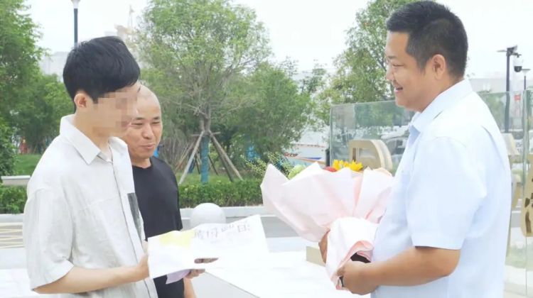 被赞最美光膀子，河南“脱衣助考”大哥找到了！