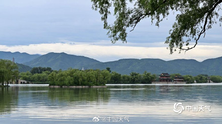 北京颐和园雨后美如水墨画