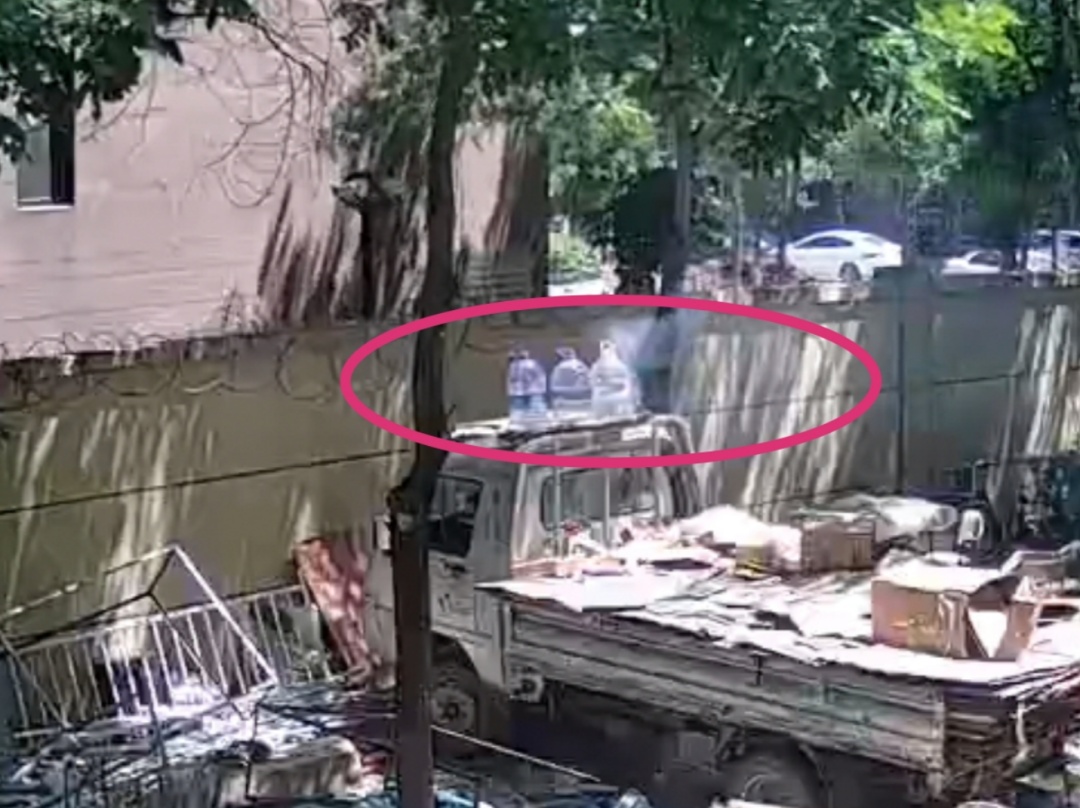 三桶水引发火灾？如果没有监控，都不敢信……