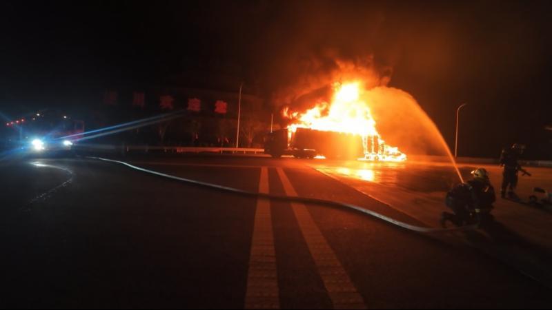 江西吉安：货车刹车过热轮胎起火 消防全力救援