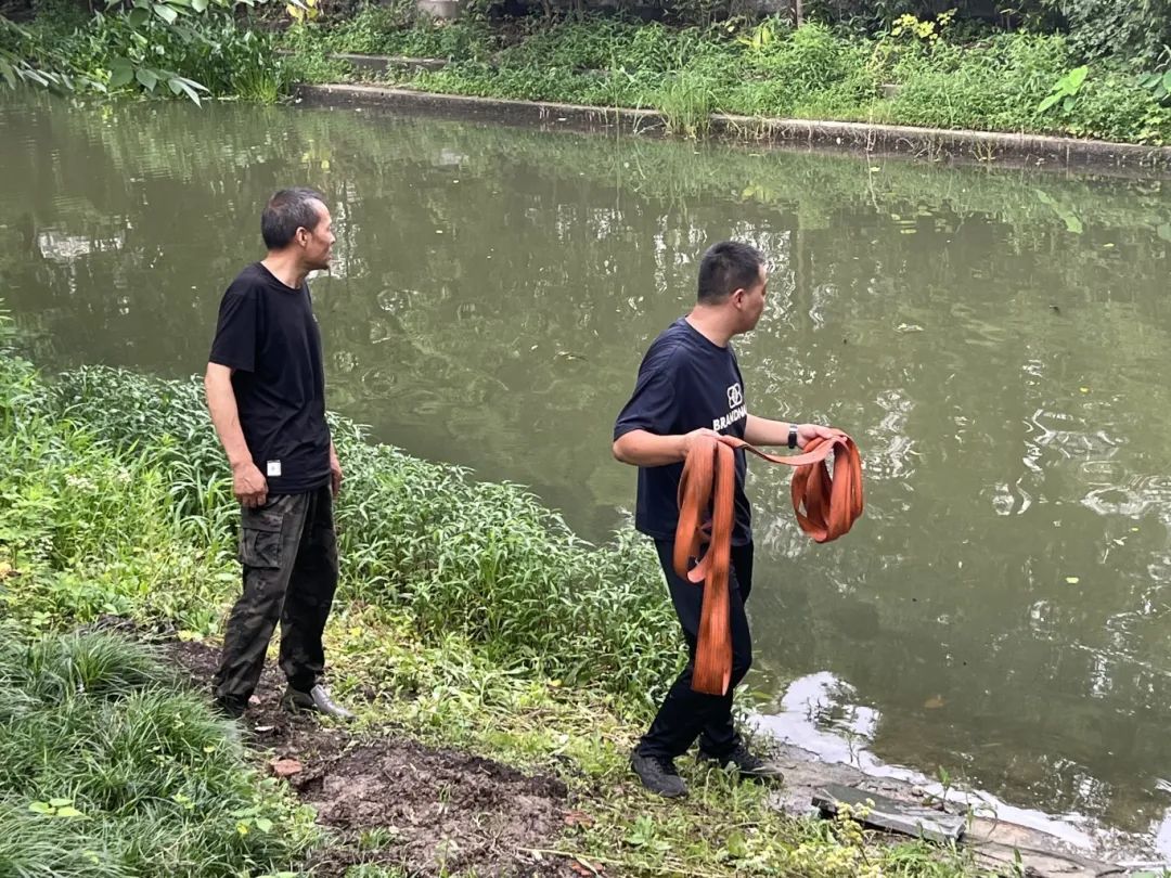 事发上海松江!空调维修工父子用一根安全绳救起坠河夫妻 事发上海松江!空调维修工父子用一根安全绳救起坠河夫妻