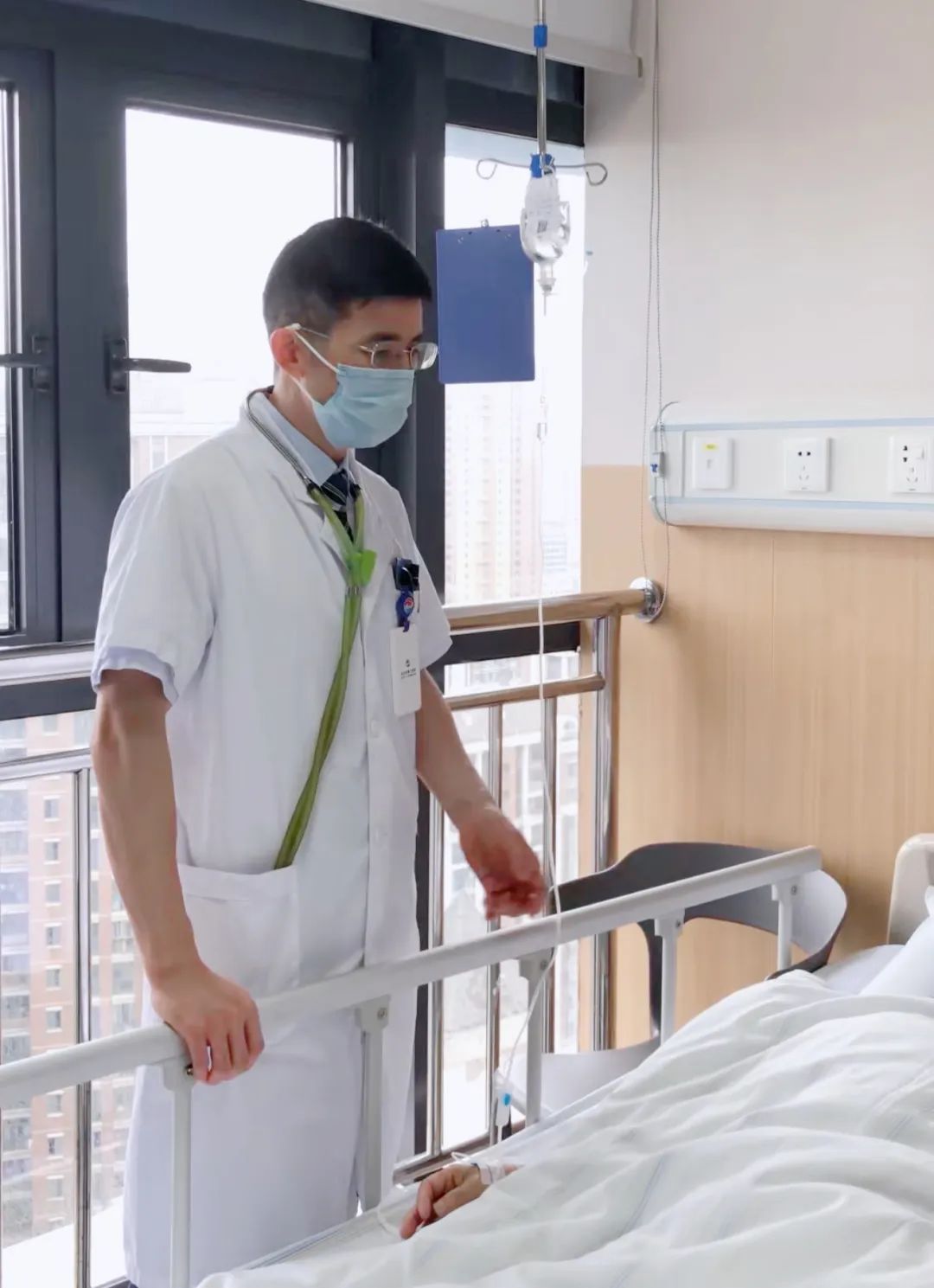 吓呆！34岁男子一觉醒来变了样，医生提醒