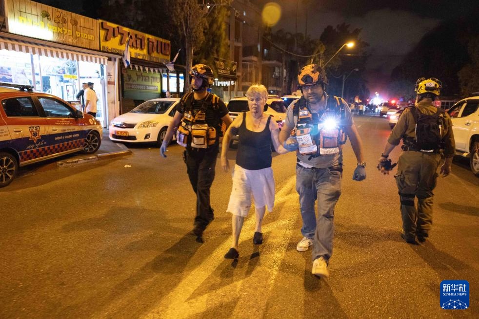 以色列媒体:伊朗新一轮导弹打击造成至少15人受伤 以色列媒体:伊朗新一轮导弹打击造成至少15人受伤