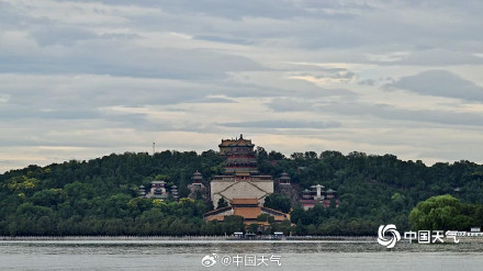 北京颐和园雨后美如水墨画