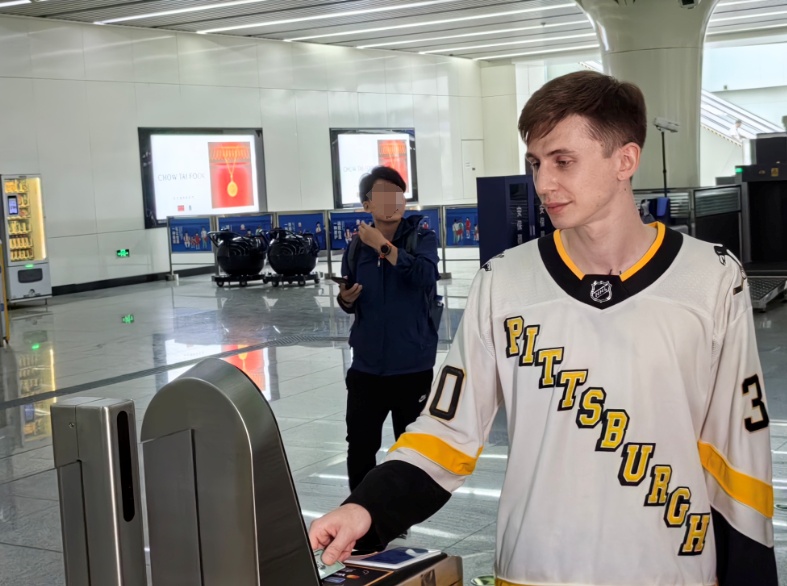 全球首次!今起,北京地铁支持“五大卡”拍卡过闸 全球首次!今起,北京地铁支持“五大卡”拍卡过闸