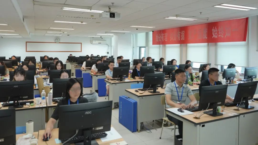 直击高考评卷现场！195万多份试卷，约3000名教师参与评卷，每道题是怎么给分的？