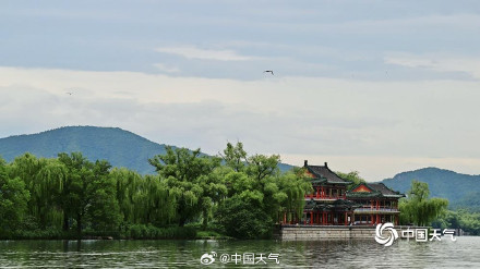 北京颐和园雨后美如水墨画