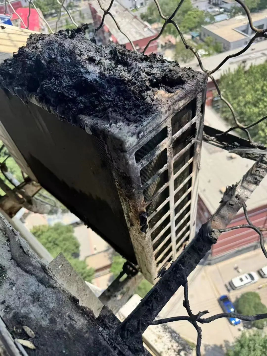 烟头随手一丢引燃阳台杂物,七旬老人直呼后怕:再不敢了! 烟头随手一丢引燃阳台杂物,七旬老人直呼后怕:再不敢了!