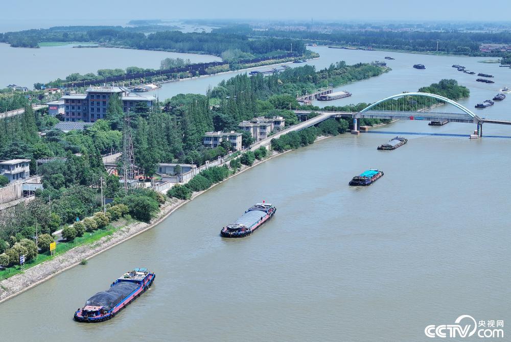 京杭大运河江苏扬州段各类船舶有序航行 京杭大运河江苏扬州段各类船舶有序航行
