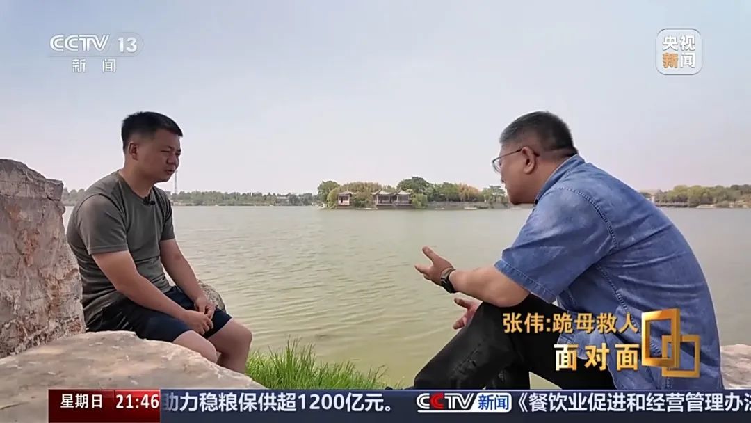 面对母亲苦苦哀求,他深情一跪,再次转身游向河中 面对母亲苦苦哀求,他深情一跪,再次转身游向河中