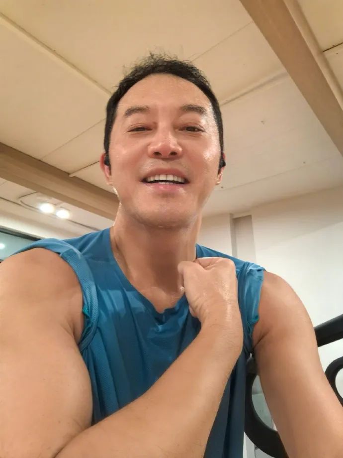 沙溢晒健身照,大秀肌肉:做一个爱出汗、爱笑、爱臭美的父亲 沙溢晒健身照,大秀肌肉:做一个爱出汗、爱笑、爱臭美的父亲