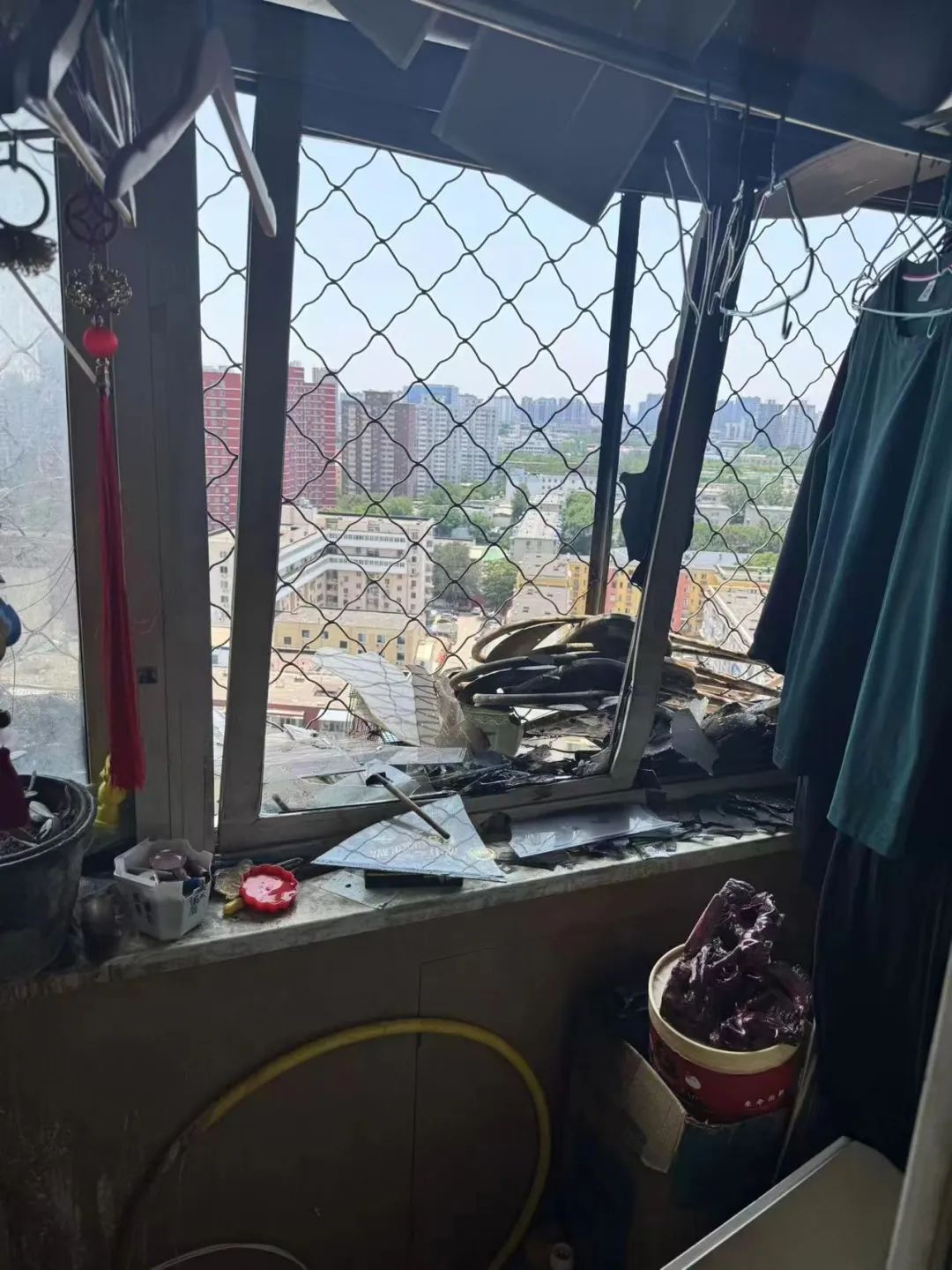 烟头随手一丢引燃阳台杂物,七旬老人直呼后怕:再不敢了! 烟头随手一丢引燃阳台杂物,七旬老人直呼后怕:再不敢了!