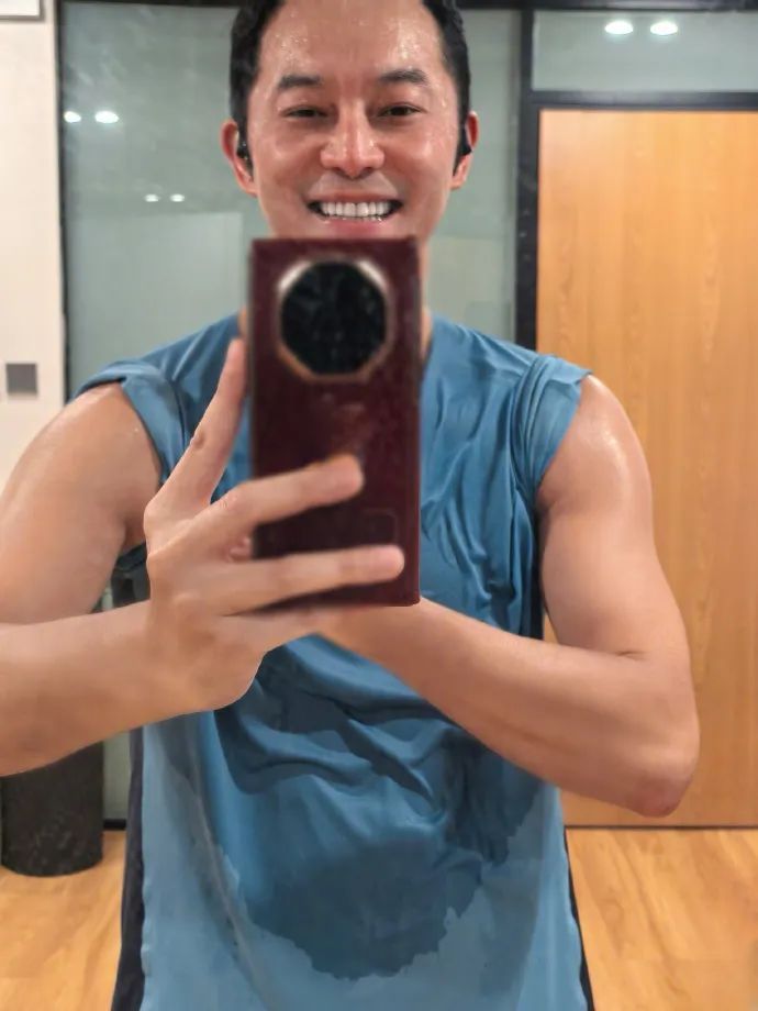 沙溢晒健身照,大秀肌肉:做一个爱出汗、爱笑、爱臭美的父亲 沙溢晒健身照,大秀肌肉:做一个爱出汗、爱笑、爱臭美的父亲