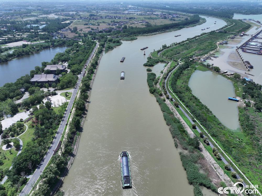 京杭大运河江苏扬州段各类船舶有序航行 京杭大运河江苏扬州段各类船舶有序航行