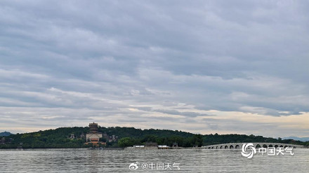 北京颐和园雨后美如水墨画