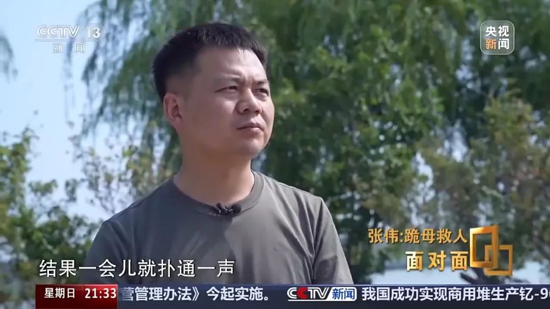 面对母亲苦苦哀求,他深情一跪,再次转身游向河中 面对母亲苦苦哀求,他深情一跪,再次转身游向河中