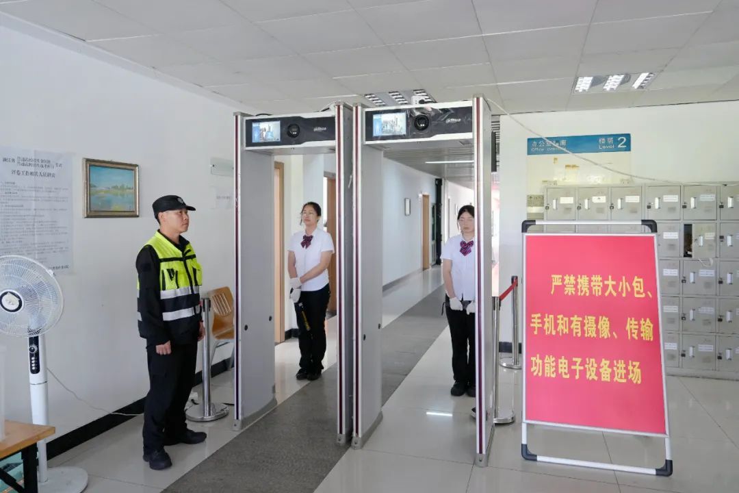 直击高考评卷现场！195万多份试卷，约3000名教师参与评卷，每道题是怎么给分的？