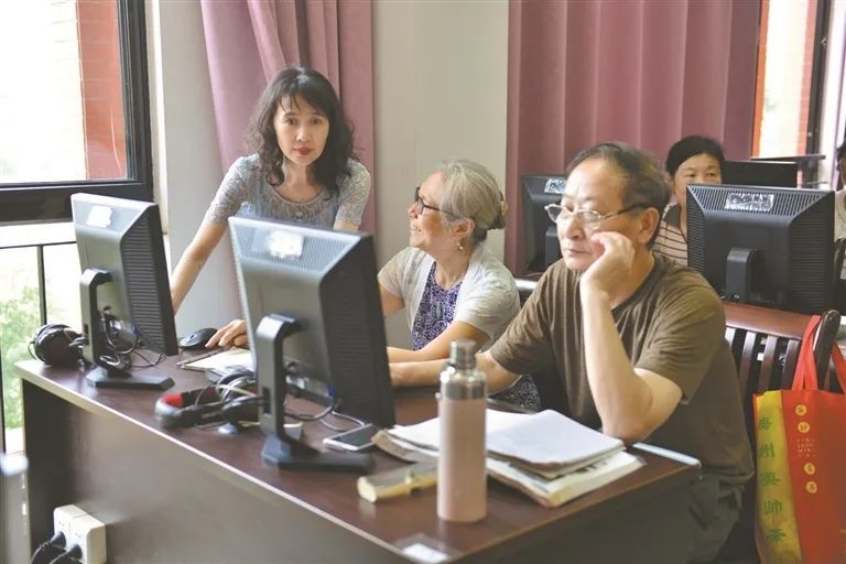 “何老师的DeepSeek班,开一个满一个”!银发学子们也能玩转AI “何老师的DeepSeek班,开一个满一个”!银发学子们也能玩转AI