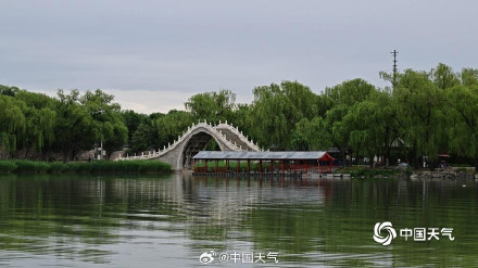 北京颐和园雨后美如水墨画