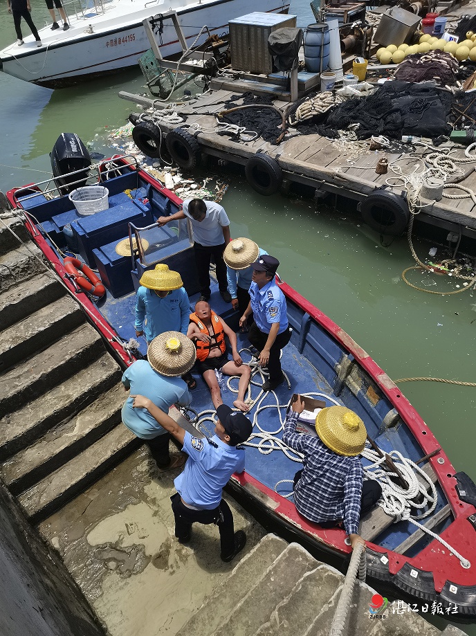 台风天被卷入大海,漂流26小时!父子俩绝境求生 台风天被卷入大海,漂流26小时!父子俩绝境求生