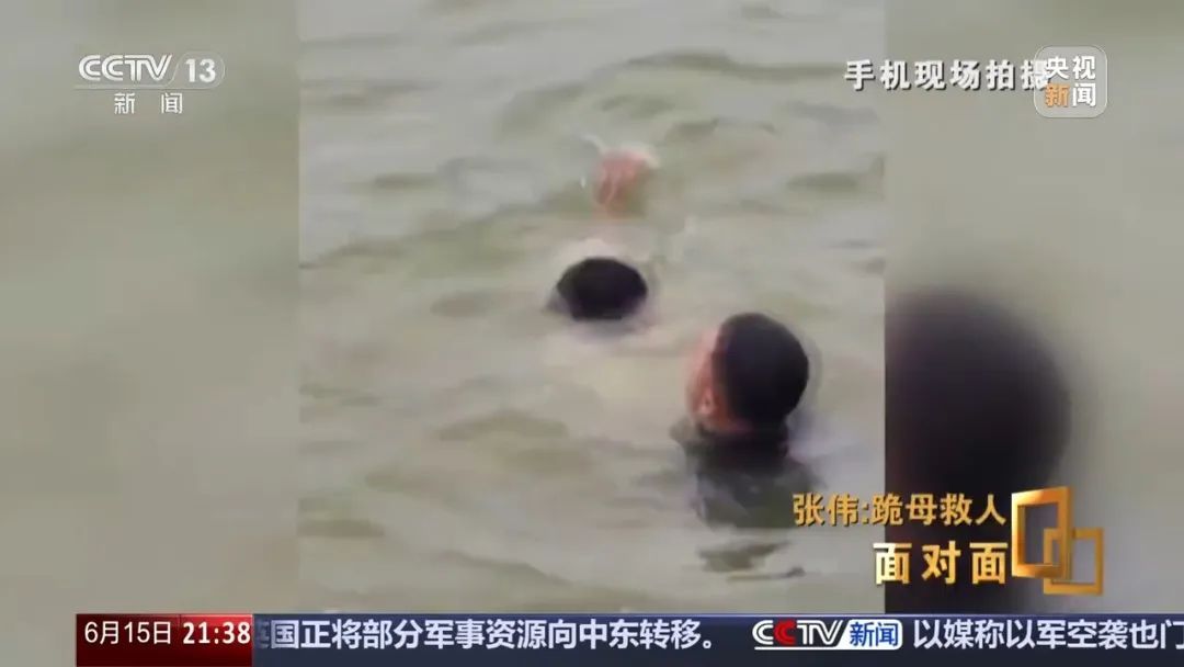 面对母亲苦苦哀求,他深情一跪,再次转身游向河中 面对母亲苦苦哀求,他深情一跪,再次转身游向河中