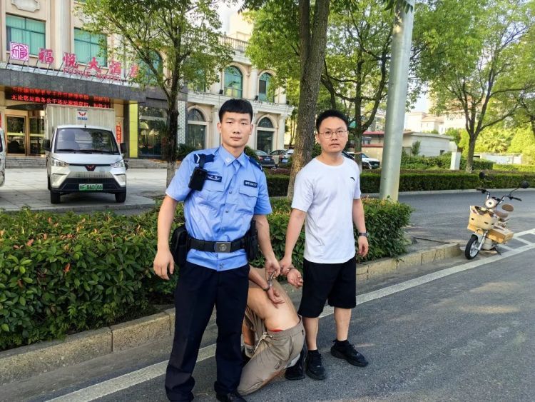 一眼锁定!便衣民警追逐百米擒贼 一眼锁定!便衣民警追逐百米擒贼