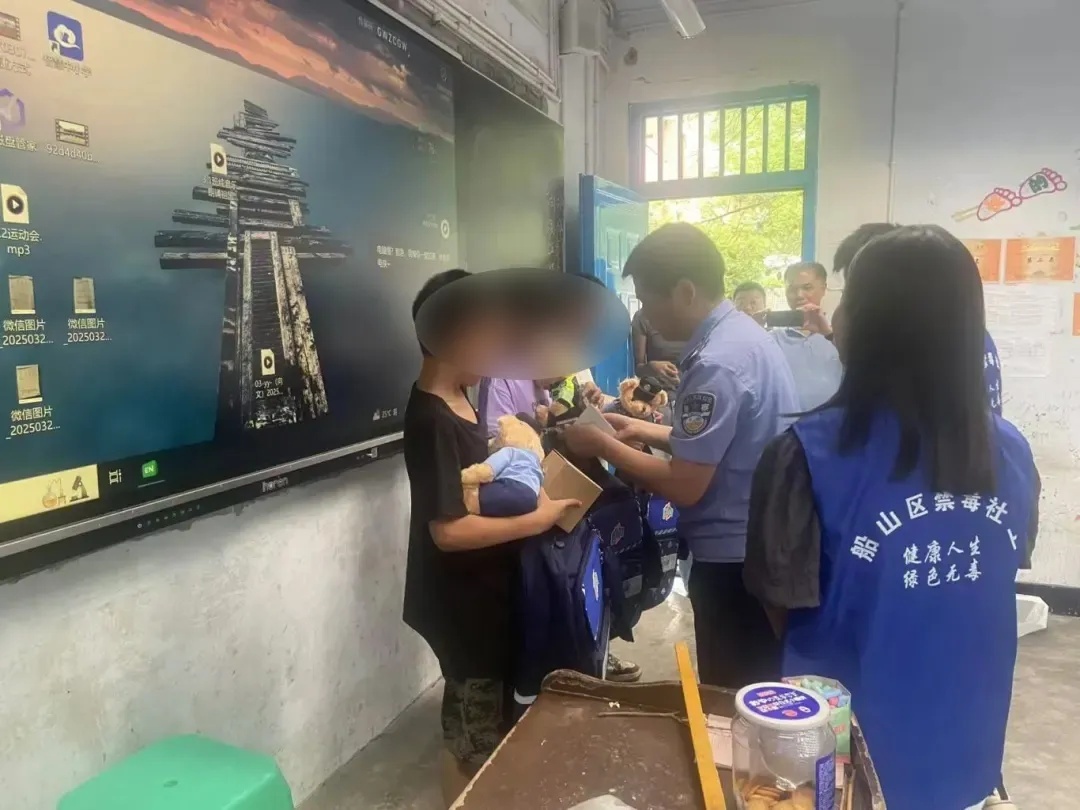 小孩哥稚笔写“举报信”,民警:盖章回信,公开表扬 小孩哥稚笔写“举报信”,民警:盖章回信,公开表扬