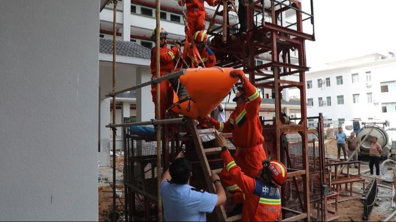 江西赣州:工人拆卸脚手架跌落被困 消防紧急救援 江西赣州:工人拆卸脚手架跌落被困 消防紧急救援
