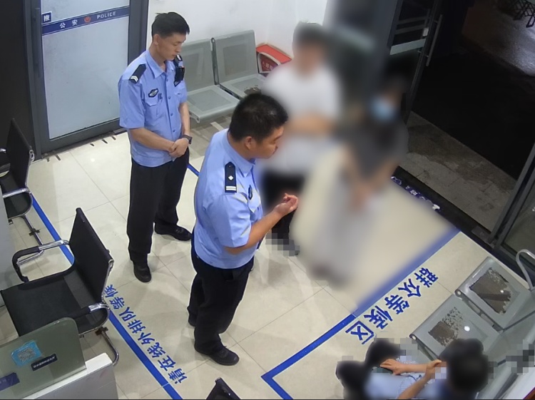 杭州临安一女子取现15万元“买房”，却被民警带至派出所