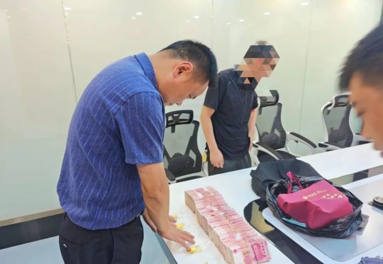 通过陌生人介绍,利用某虚假炒股软件“炒股”,男子险被骗77万元! 通过陌生人介绍,利用某虚假炒股软件“炒股”,男子险被骗77万元!