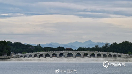 北京颐和园雨后美如水墨画