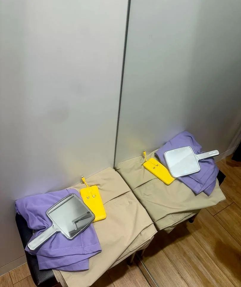 “优衣库镜子”冲上热搜,网友吐槽镜子有“美颜滤镜”,衣服色差大,店员回应 “优衣库镜子”冲上热搜,网友吐槽镜子有“美颜滤镜”,衣服色差大,店员回应