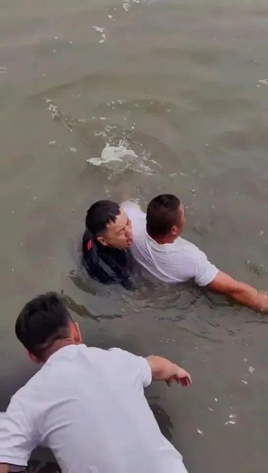 持续关注!“跪母救人”的英雄张伟归队 持续关注!“跪母救人”的英雄张伟归队