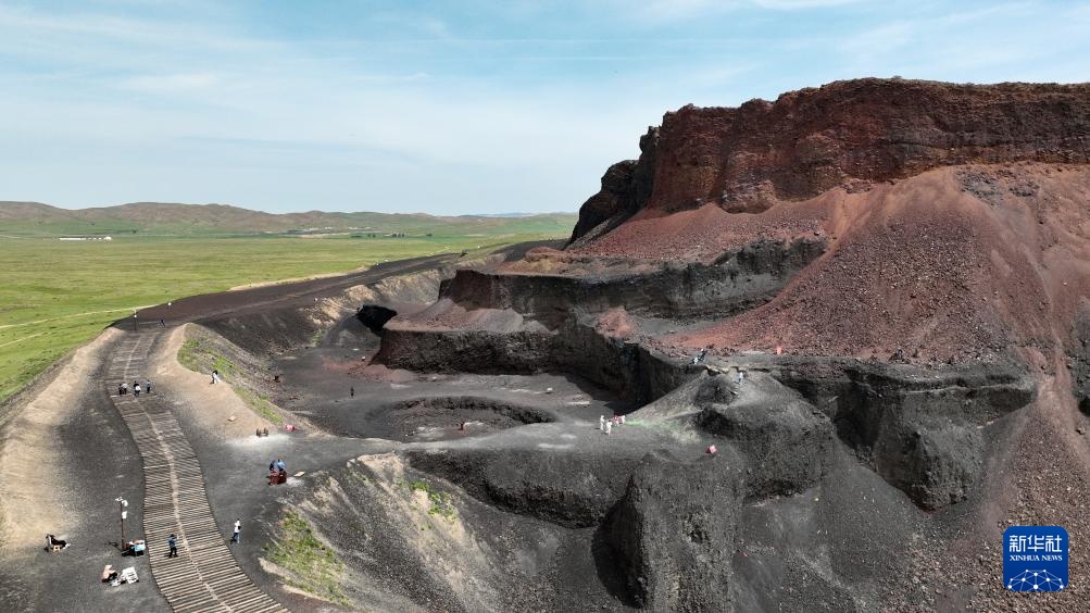 内蒙古乌兰察布：夏日火山引游人