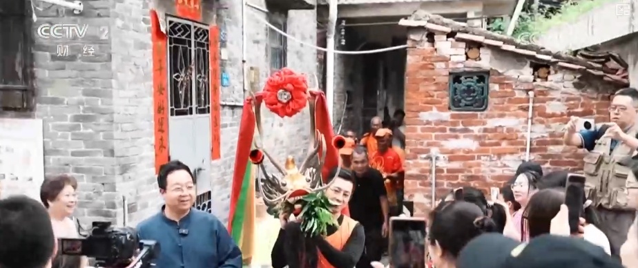 古老习俗“活”起来、“避暑+探险”“火”起来 暑期文旅热力全开 古老习俗“活”起来、“避暑+探险”“火”起来 暑期文旅热力全开