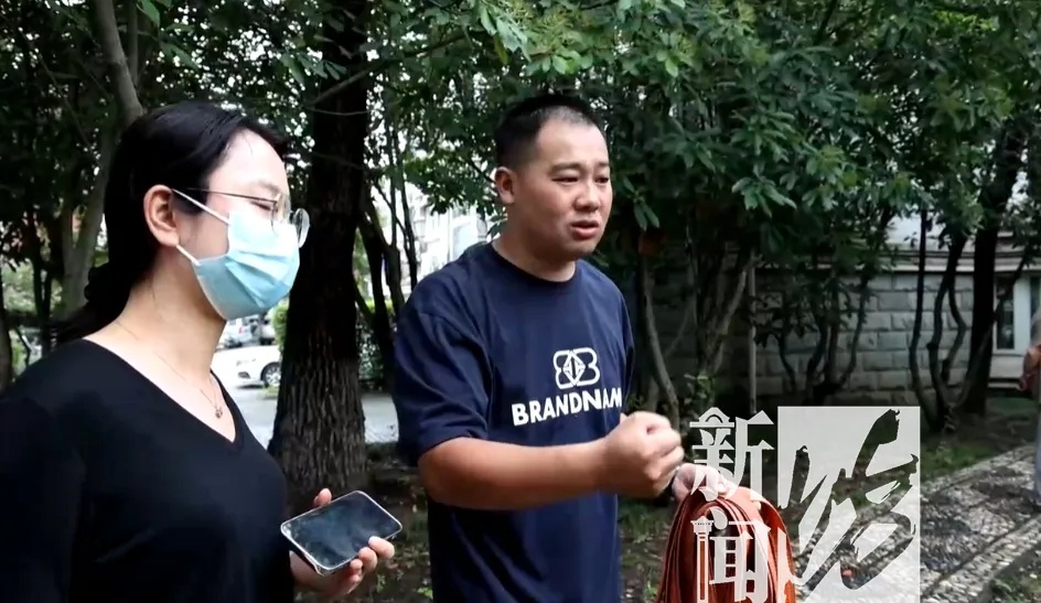 事发上海深夜!中年夫妻一起坠河,老公体重超200斤,幸得路人父子挺身而出生死营救 事发上海深夜!中年夫妻一起坠河,老公体重超200斤,幸得路人父子挺身而出生死营救