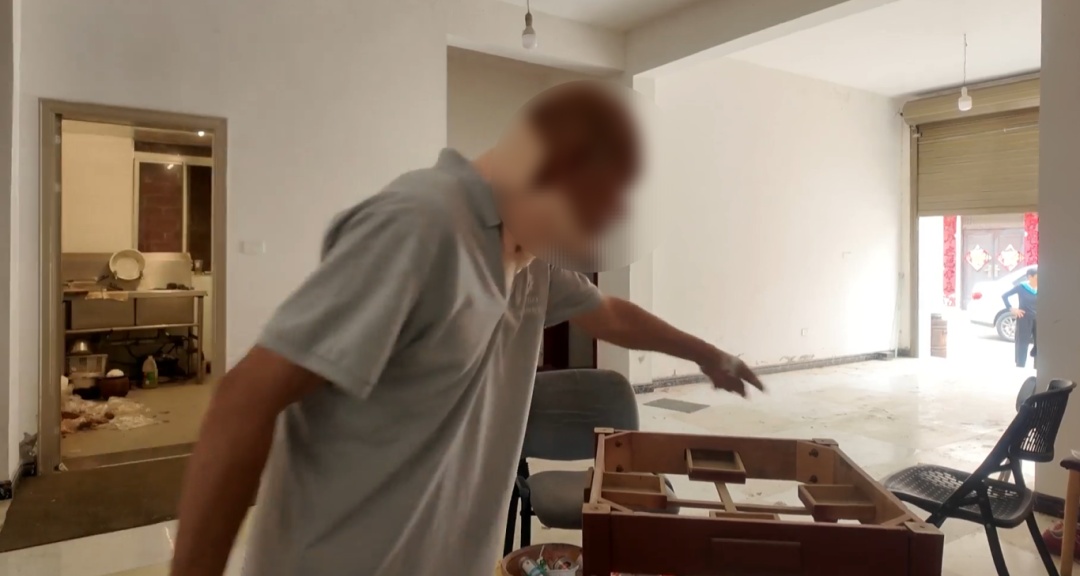 凌晨砸门换锁?30岁孙子讨要“彩礼”,7旬老人有家难回…… 凌晨砸门换锁?30岁孙子讨要“彩礼”,7旬老人有家难回……