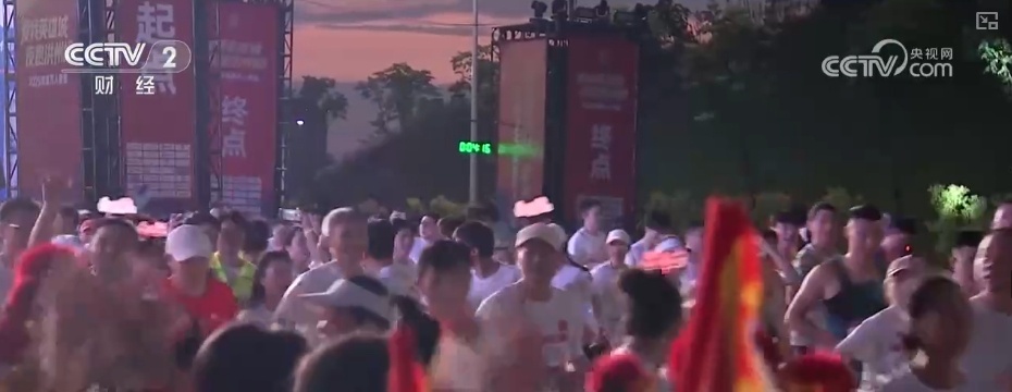 “八小时外”消费火热 夏日经济“夜动力”撬动消费“夜”态新引擎 “八小时外”消费火热 夏日经济“夜动力”撬动消费“夜”态新引擎