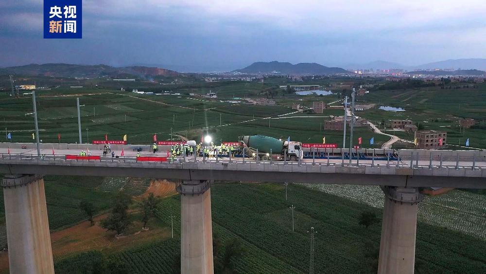 施工加速度 渝昆高铁云南段进入无砟轨道施工阶段 施工加速度 渝昆高铁云南段进入无砟轨道施工阶段