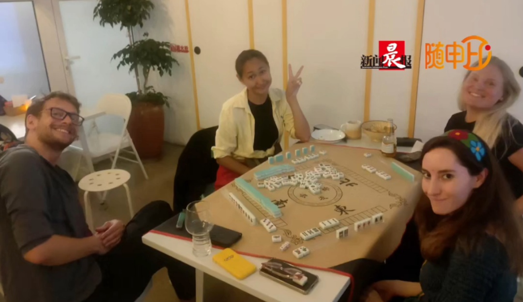 在上海,一群不懂中文的老外挤进麻将赛道,并彻底着迷!女演员一句话道出真谛→ 在上海,一群不懂中文的老外挤进麻将赛道,并彻底着迷!女演员一句话道出真谛→