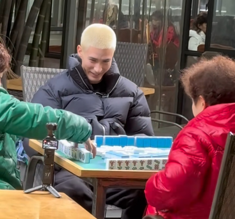 在上海,一群不懂中文的老外挤进麻将赛道,并彻底着迷!女演员一句话道出真谛→ 在上海,一群不懂中文的老外挤进麻将赛道,并彻底着迷!女演员一句话道出真谛→