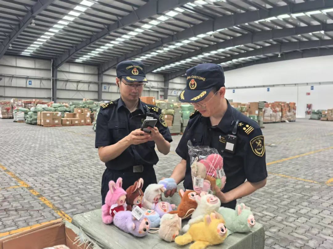 海关查获2万多个假Labubu 海关查获2万多个假Labubu